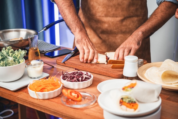 Kucharz przygotowuje danie